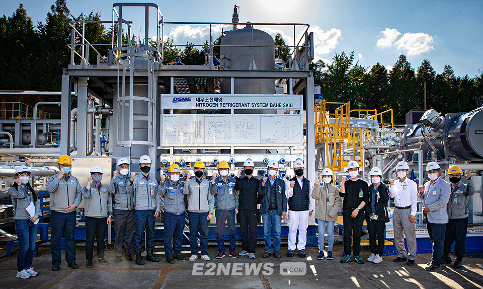 ▲지난 25일 대우조선해양 에너지시스템 실험센터에서 열린 ‘NRS 설비 시연회’에서 대우조선해양과 한국가스공사 관계자들이 시연회 성공을 축하하고 있다.