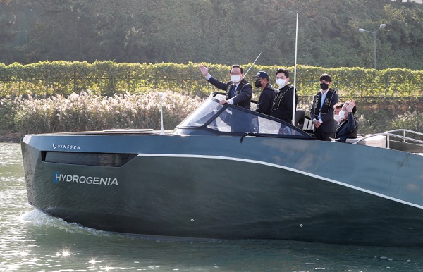 ▲Ulsan Mayor Cheol-ho Song (first from left) is aboard the hydrogen electric boat Hydrogenia test run.