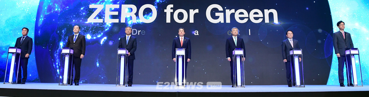 ▲정승일 한전 사장(왼쪽 네번째)과 6개 발전자회사 사장 및 부사장단이  ‘BIXPO 2021’ 개막식에서 탄소중립 비전 ‘ZERO for Green’을 선포하고 있다.