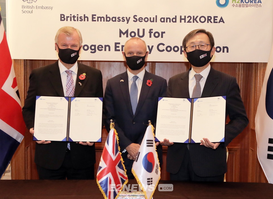 ▲사이먼 스미스 주한영국대사(왼쪽 첫번째)와 문재도 H2KOREA 회장(왼쪽 세번째)이 업무 협약을 마치고 협약서를 보여주고 있다.