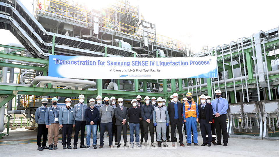 ▲글로벌 LNG개발사와 선급 관계자들이 삼성중공업의 천연가스 액화공정인 '센스 포' 실증 시연회에 참석해 기념사진을 찍고 있다. 뒤에 보이는 설비가 '센스 포'.