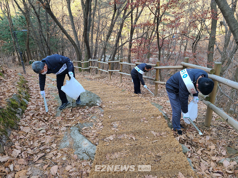 ▲대륜이엔에스 임직원들이 수락산 등산로에서 버려진 쓰레기를 수거하고 있다.