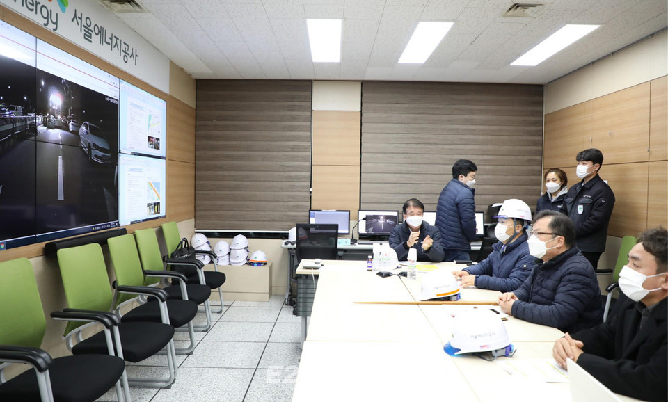 ▲김중식 서울에너지공사 사장(오른쪽 2번째)이 종합상황실에서 열수송관 가상모의 종합훈련’을 지휘하고 있다.