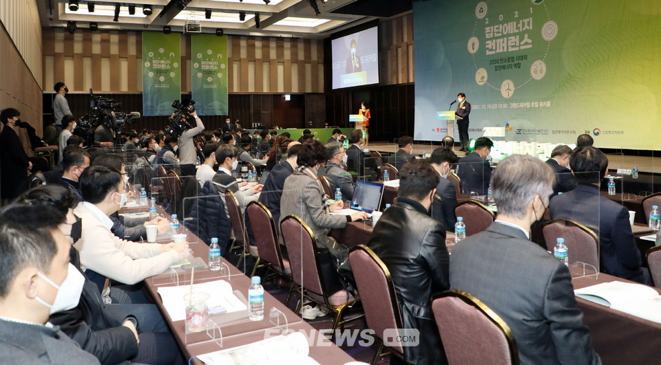 ▲황창화 한국지역난방공사 사장이 2021 집단에너지 컨퍼런스 개회사를 하고 있다.