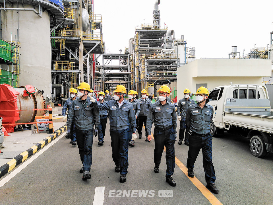 ▲울산공장을 점검하는 S-OIL 임직원들.