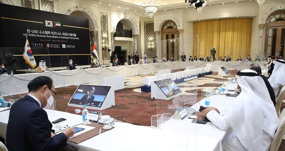 ▲'한-UAE 수소협력 비즈니스 라운드 테이블'에서 양국 참석자들이 실질적 파트너로서의 협력방안을 논의하고 있다.
