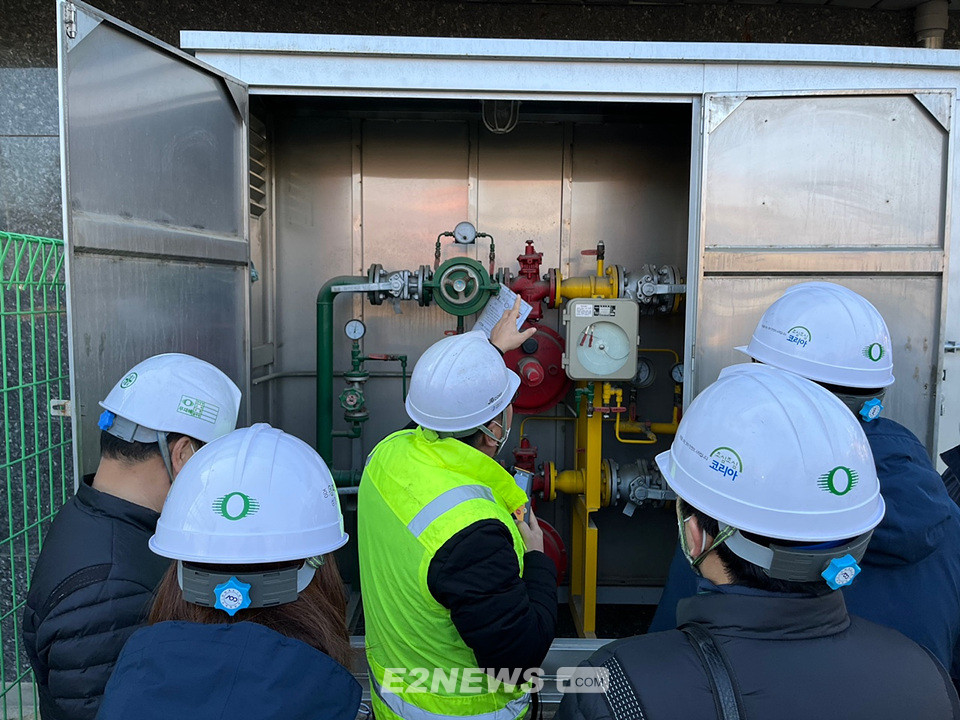 ▲JB주식회사와 대한산업안전협회 안전관리자들이 가스공급시설을 점검하고 있다.