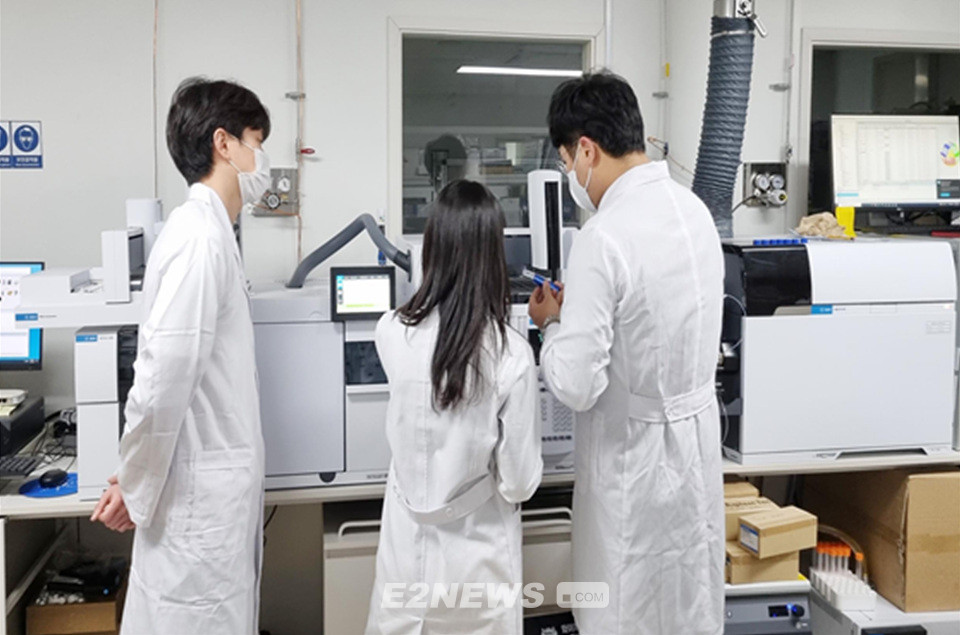▲한국산업기술시험원 연구진이 수소 순도 및 발열량을 분석하는 실험을 진행하고 있다.