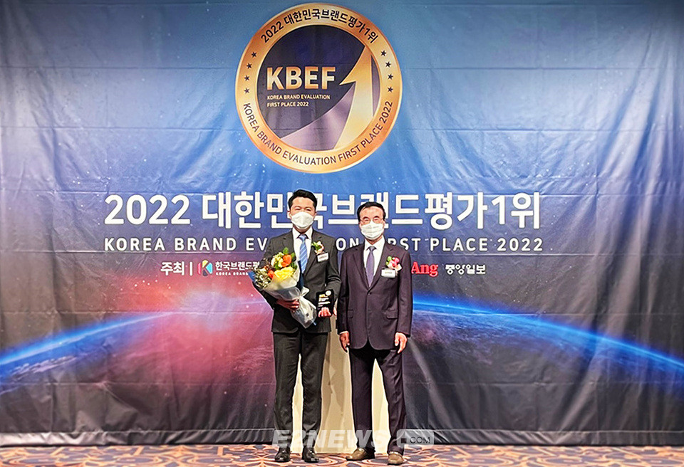 ▲정운혁 대성쎌틱 마케팅팀장이 ‘2022 대한민국브랜드평가’ 대상을 수상하고 있다.