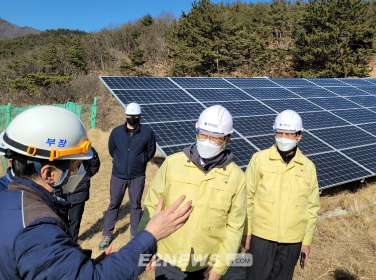 ▲이상훈 이사장(사진 중앙)이 경남 밀양 태양광발전소를 방문해 직원들과 발전설비를 점검하고 있다.