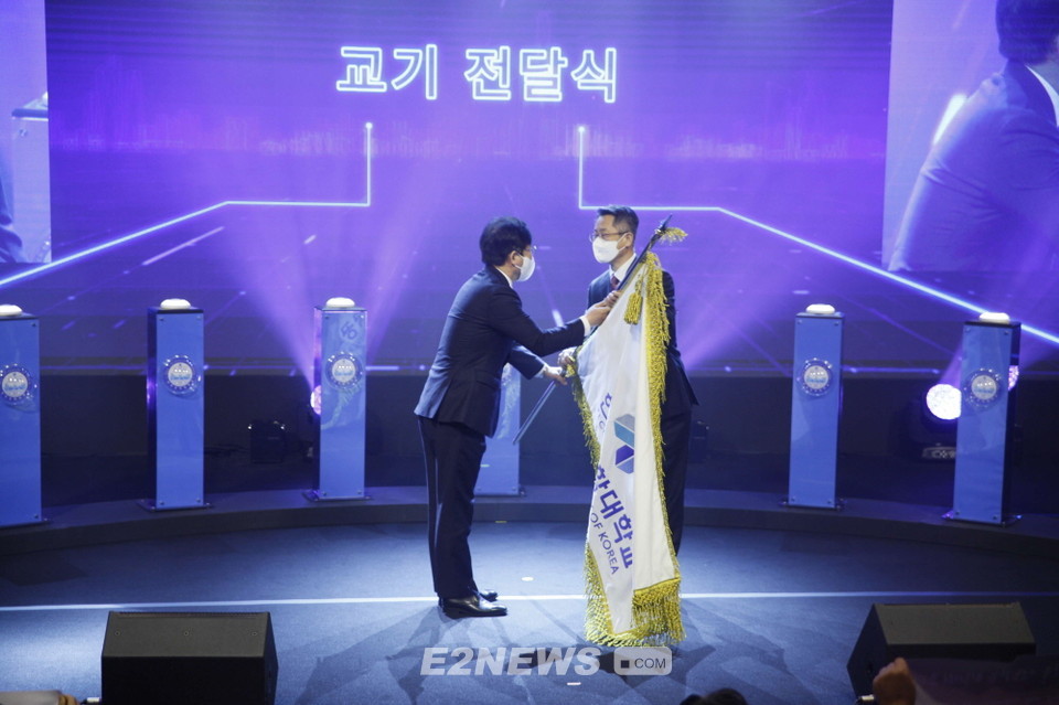 ▲박건수 총장이 한국공대의 새 교기를 전달받고 있다.