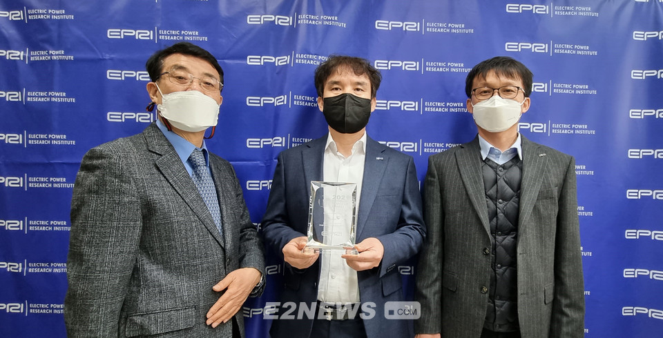 ▲남동발전이 4일 경기도 성남시 미국전력연구소(EPRI) 한국지사에서 열린 시상식에서 '2021 TTA 발전운영기술 부문 올해의 기술상'을 수상했다.