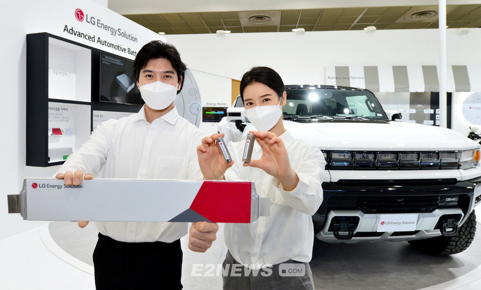 ▲LG에너지솔루션 전시회 담당자들이 17일 서울 코엑스에서 개최된 '인터배터리 2022' 행사에 참가해 파우치형 배터리인 롱셀 배터리(왼쪽)와 원통형 배터리(오른쪽)를 들고 포즈를 취하고 있다.