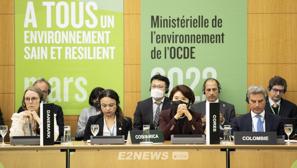 ▲한정애 환경부 장관이 프랑스 파리에서 열린 OECD 환경장관회의에 참석해 기후변화 대응방안을 논의하고 있다.