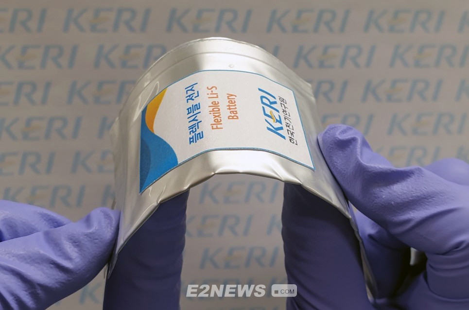 ▲전기연구원 박준우 박사팀이 개발한 저비용 플렉시블 고용량 리튬황배터리