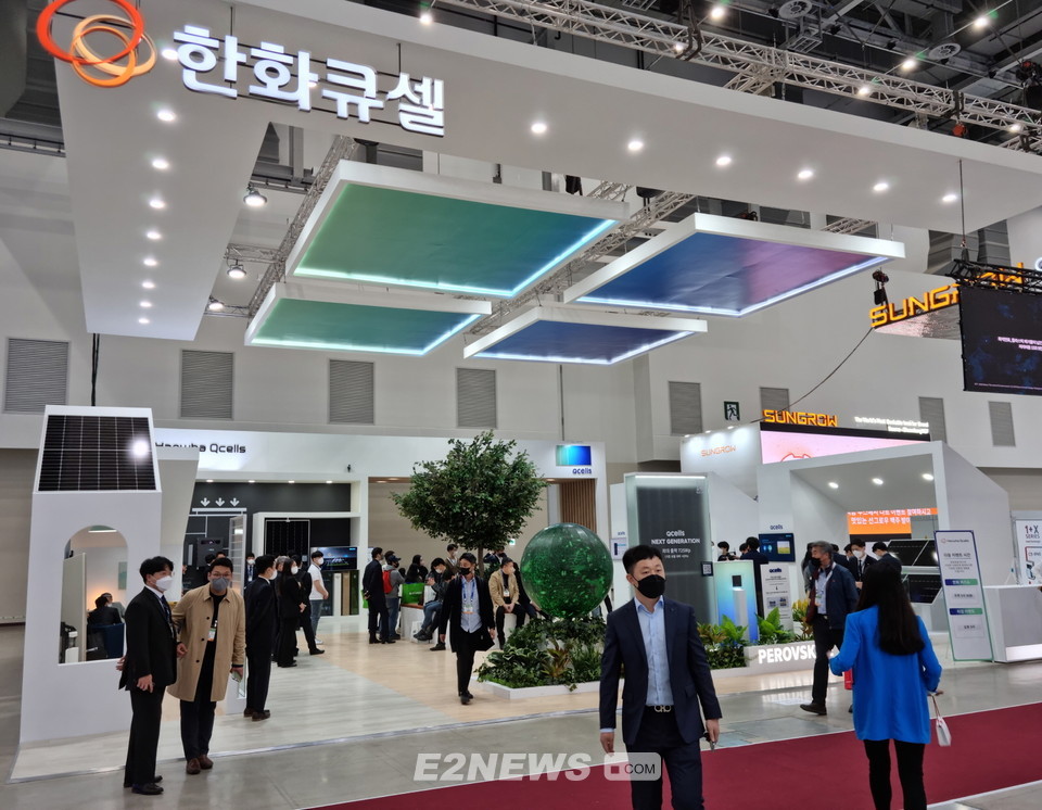 ▲한화큐셀이 국제그린에너지엑스포에서 주요 제품을 전시하고 있다.