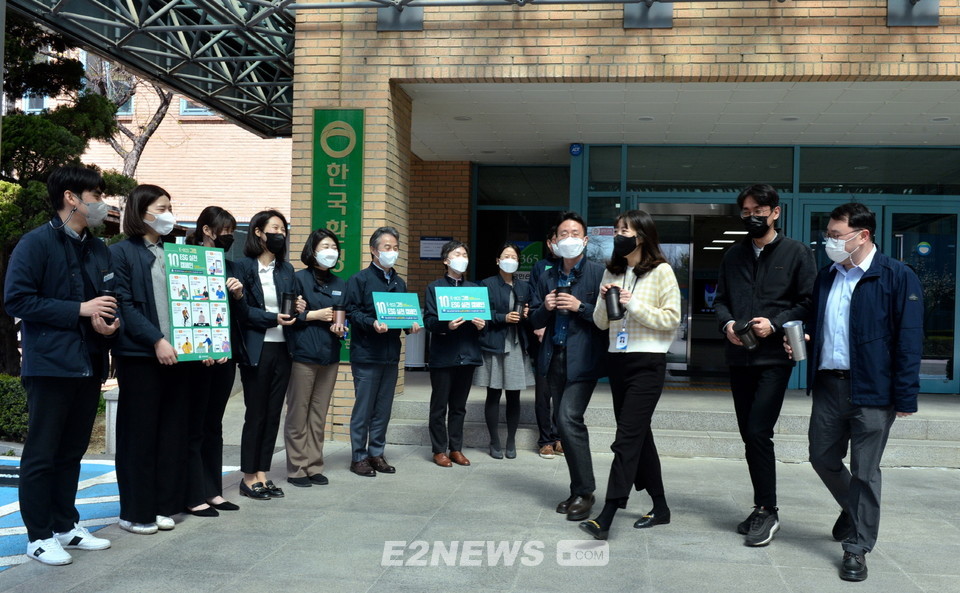 ▲▲안병옥 이사장 등 환경공단 임직원들이 주 출입구 앞에서 ‘K-eco 그린 ESG 실천 캠페인’을 펼치고 있다.<br>