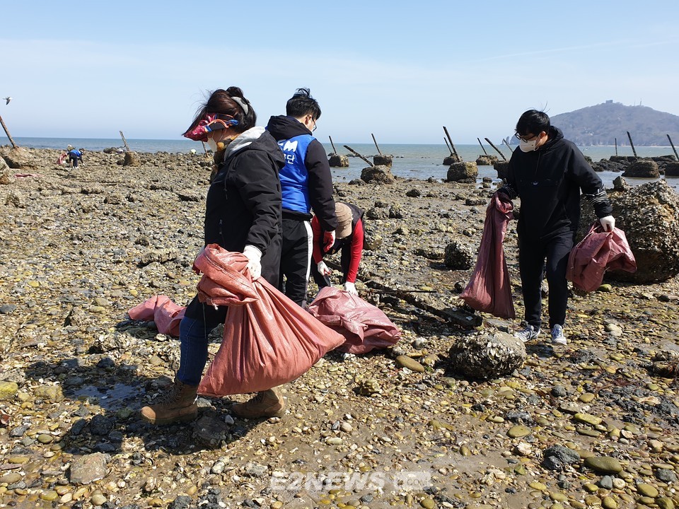 ▲백령도 해양쓰레기를 수거하는 해양환경공단 직원들.