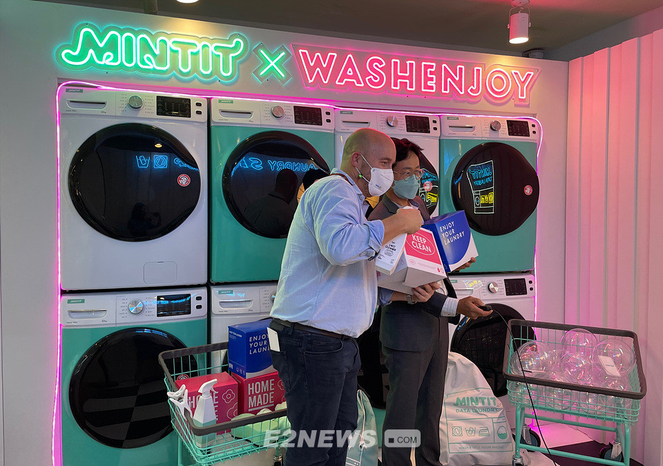 ▲협약식을 마친 후 게리 스틸 테스 CEO와 하성문 민팃 대표가 서울 마포구에 위치한 민팃 팝업스토어 ‘민팃 폰 세탁소’를 방문해 서비스를 체험해보고 있다.
