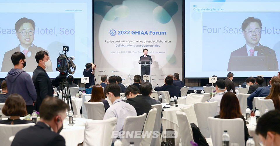 ▲박일준 산업부 2차관이 ‘2022 글로벌 수소산업 연합회(GHIAA) 포럼’에서 축사를 하고 있다.