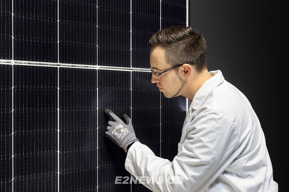 ▲한화큐셀 직원이 태양광모듈 검사를 하고 있다.