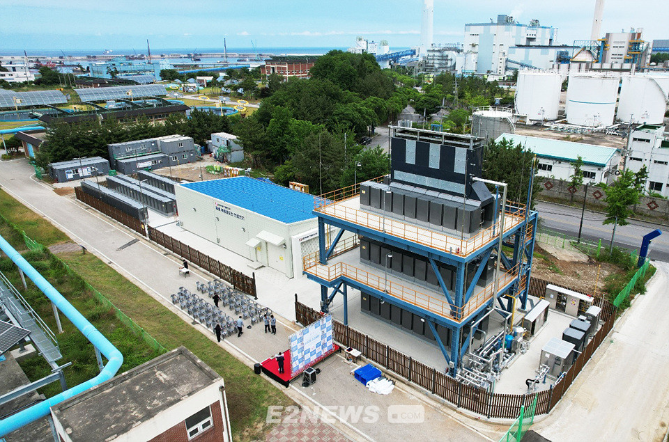 ▲고체산화물 연료전지(SOFC)로는 세계 최초의 열공급형 발전소로 가동에 들어간 4.2㎿ 규모의 북평레포츠센터 연료전지 발전소 전경.