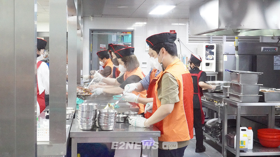 ▲SK가스 구성원들이 성남시 사회복지법인 ‘안나의집’에서 올해 첫 대면 봉사활동으로 식사지원에 나섰다.