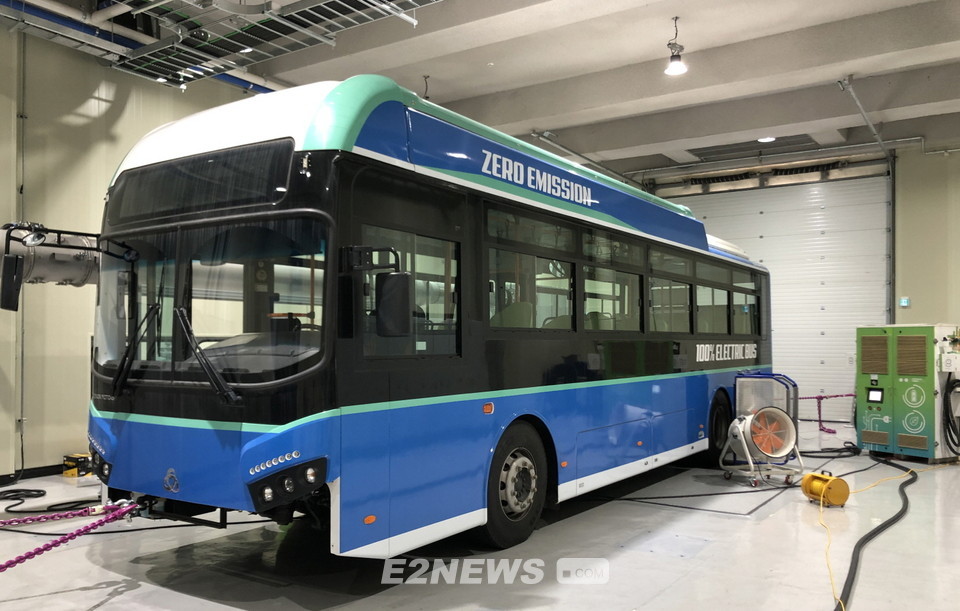 ▲충북 진천의 에너지공단 자동차연비센터에서 전기버스 연비를 측정하고 있다.