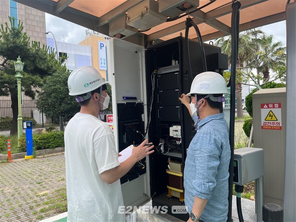 ▲제주에너지공사 직원들이 전기차충전기 점검을 하고 있다.