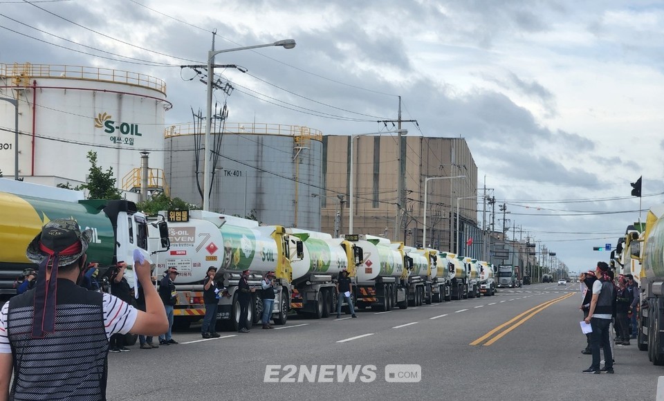 ▲군산저유소에서 탱크로리차를 늘어놓고 시위하고 있는 화물연대 S-OIL 탱크로리지부 운송기사들.