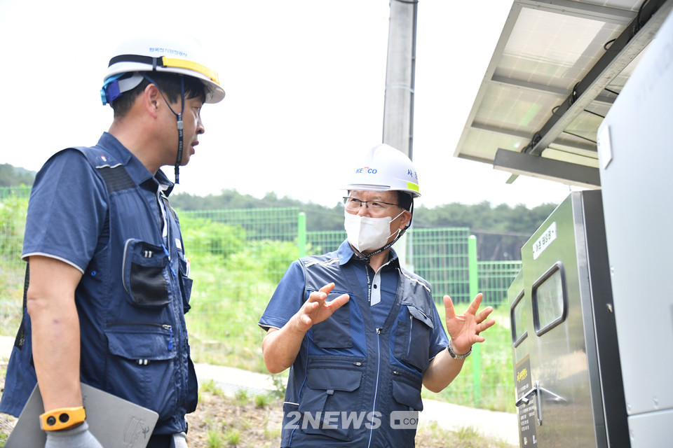 ▲박지현 전기안전공사 사장이 남원 소재 한 태양광발전소를 방문해 안전관리실태를 점검하고 있다.