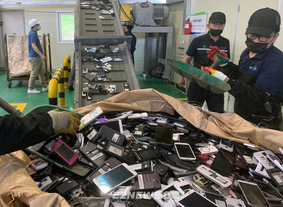 ▲수도권자원순환센터에 입고된 폐휴대폰의 재활용 공정 진행 모습.