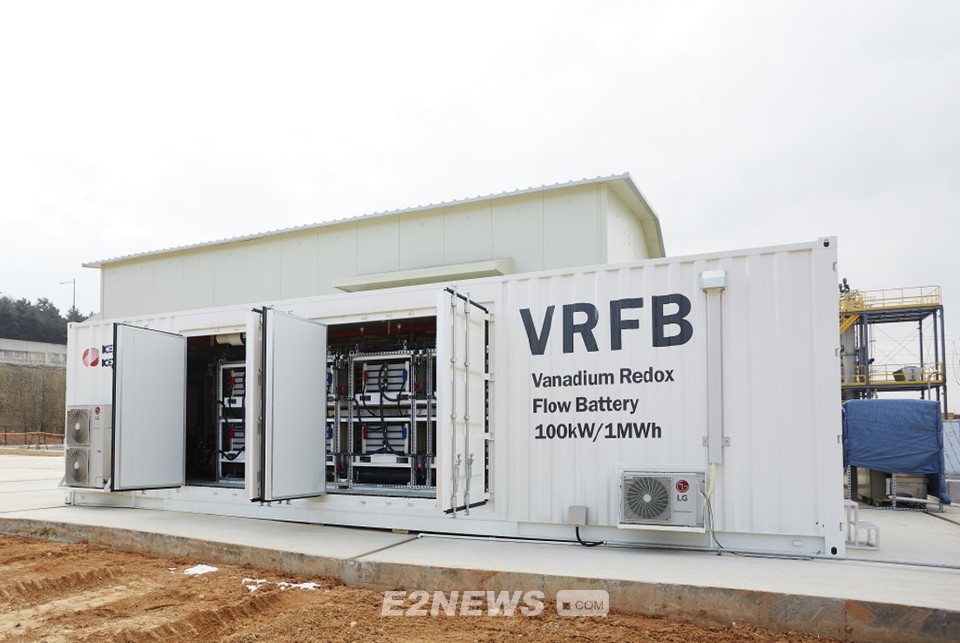 ▲전력연구원이 효율을 높인 MWh급 바나듐 레독스 흐름전지(VRFB, Vanadium Redox Flow Battery) 시스템을 개발해 실증에 돌입한다. 사진은 나주 에너지신기술연구원에 설치된 VRFB.