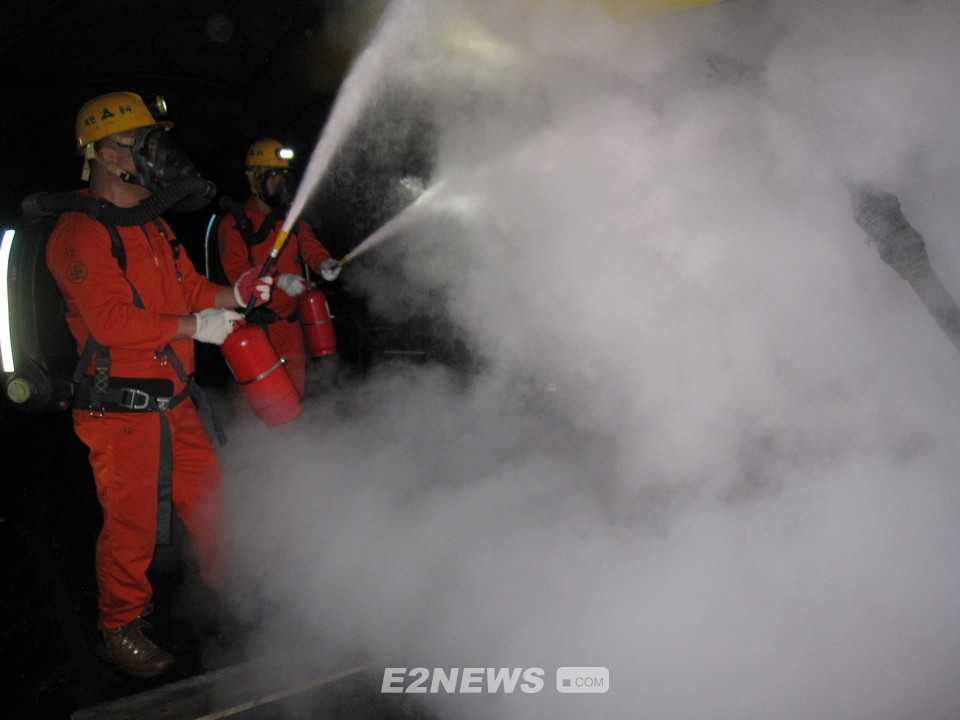 ▲석탄공사가 갱내 화재를 가정하고 비상대피 훈련을 실시하고 있다.
