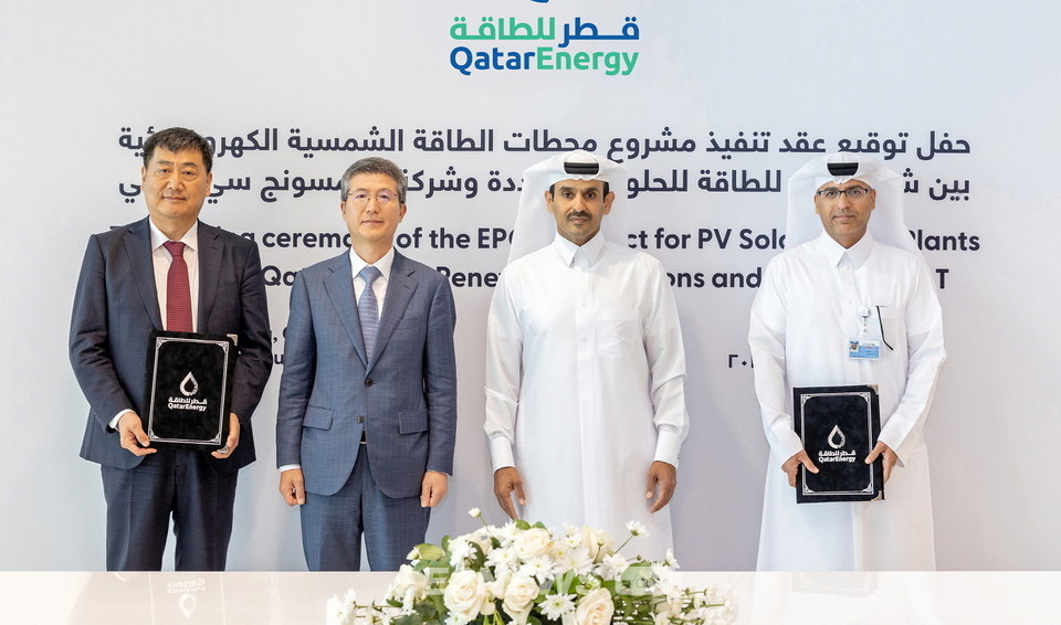 ▲삼성물산과 카타르에너지 관계자들이 카타르 태양광 프로젝트 수주 계약을 마치고 기념촬영을 하고 있다.
