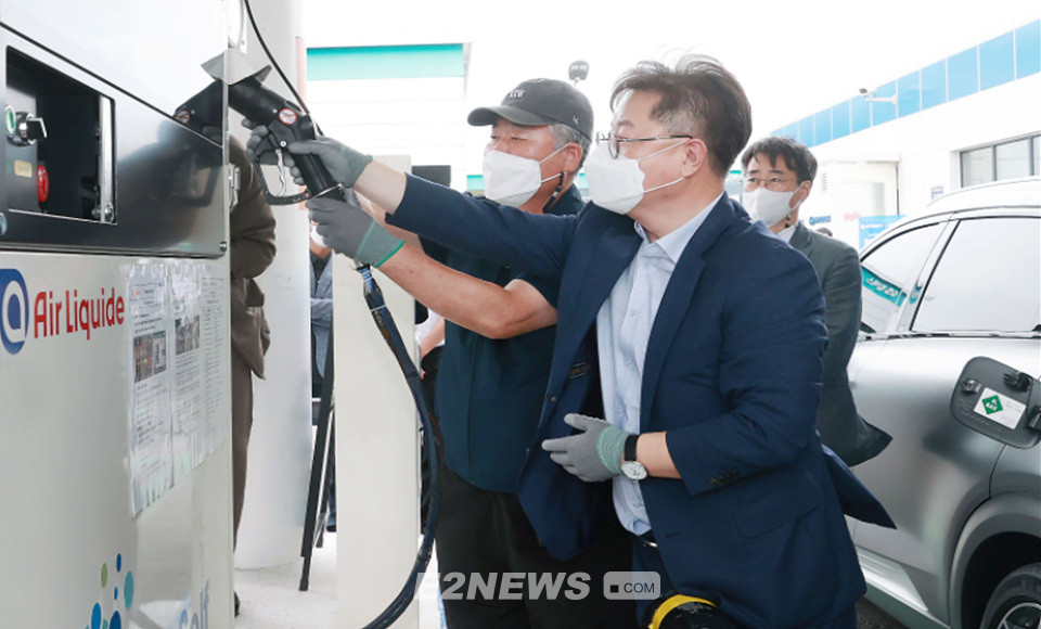 ▲박일준 2차관이 인천공항 제2터미널 수소충전소에서 셀프충전을 시현해보고 있다.