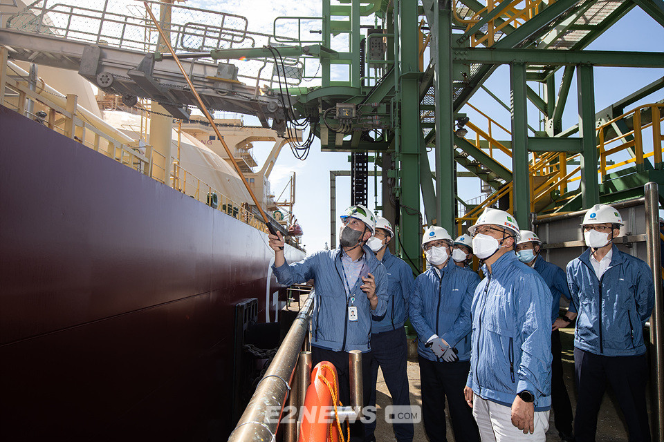 ▲채희봉 가스공사 사장이 인천 LNG 생산기지를 찾아 현장 관계자로부터 운용현황에 대한 설명을 들으며 실태를 점검하고 있다.