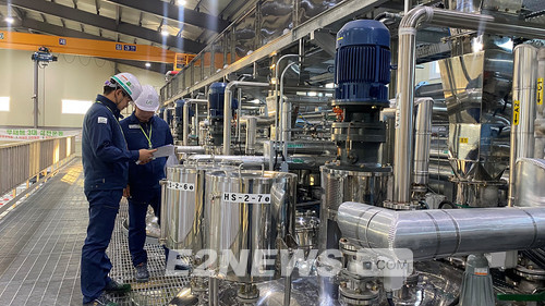 ▲로우카본 직원들이 화력발전용 연소 전처리 탈황제(GTS) 생산시설을 점검하고 있다.