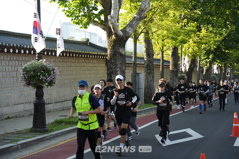 ▲도시가스사 임직원을 비롯한 ‘트레일 온런(溫RUN) 대회’ 참가자들이 도심을 가로지르며 달리고 있다.