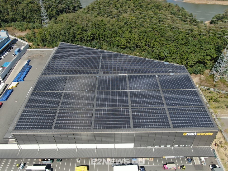 ▲브라이트에너지파트너스가 이마트에브리데이 경산 물류센터 지붕에 준공한 태양광.