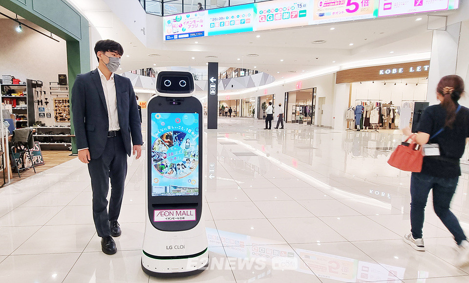▲LG 클로이 가이드봇이 AI 기반의 자율주행과 장애물 회피를 기반으로 일본 대형 쇼핑몰 곳곳을 돌아다니며 방문객을 안내하고 필요한 정보를 제공하고 있다.