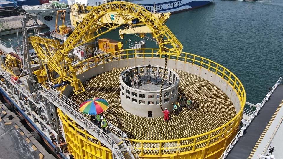 ▲LS전선 동해 공장에서 생산된 해저 케이블이 포설선에 선적되고 있다