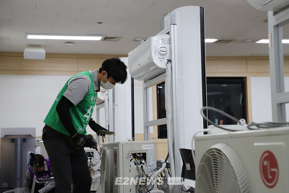 ▲LG전자 ‘2022 한국 서비스 올림픽’에 참가한 서비스 매니저가 에어컨 실외기를 수리하고 있다.