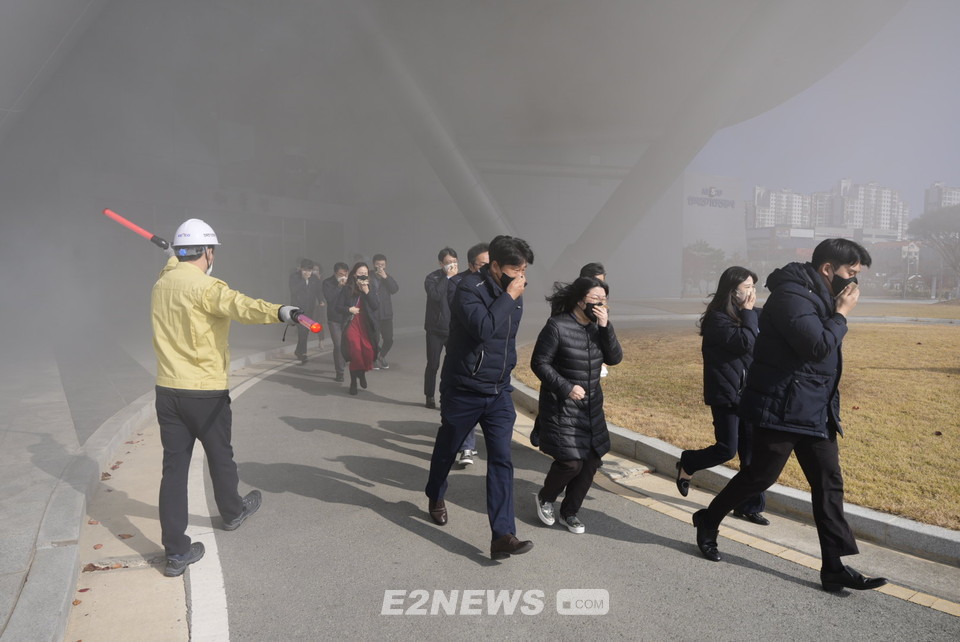 ▲전기안전공사 직원들이 전북혁신도시 본사에서 열린 '2022재난대응 안전한국훈련'에 참가해 화재상황을 가정한 대피훈련을 하고 있다.