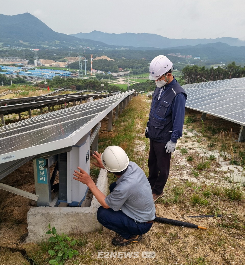 ▲박지현 전기안전공사 사장(우측)이 산지태양광 구조물 설비점검을 지켜보고 있다.