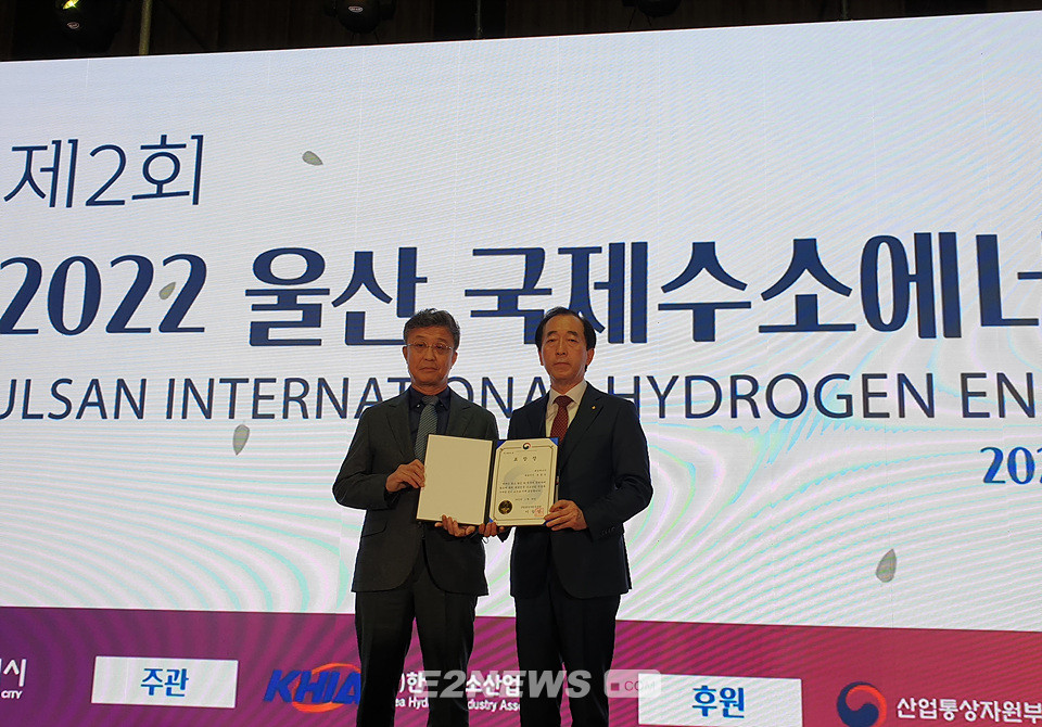 ▲윤홍식 대성에너지 대표이사(오른쪽)가 산업부장관 표창을 수상하고 있다.