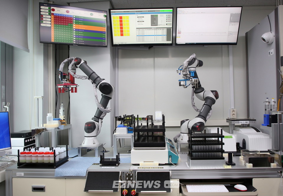 ▲에너지기술연구원이 개발한 로봇 기반 촉매 성능 무인 평가시스템.