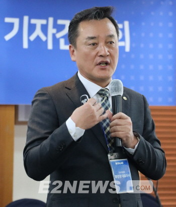 ▲류양권 한국이콜랩 대표가 6일 기자간담회에서 회사의 사업방향에 대해 설명하고 있다.