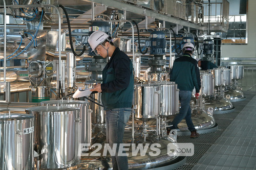 ▲로우카본 직원들이 이산화탄소 포집제 ‘KLC’ 생산시설을 점검하고 있다.