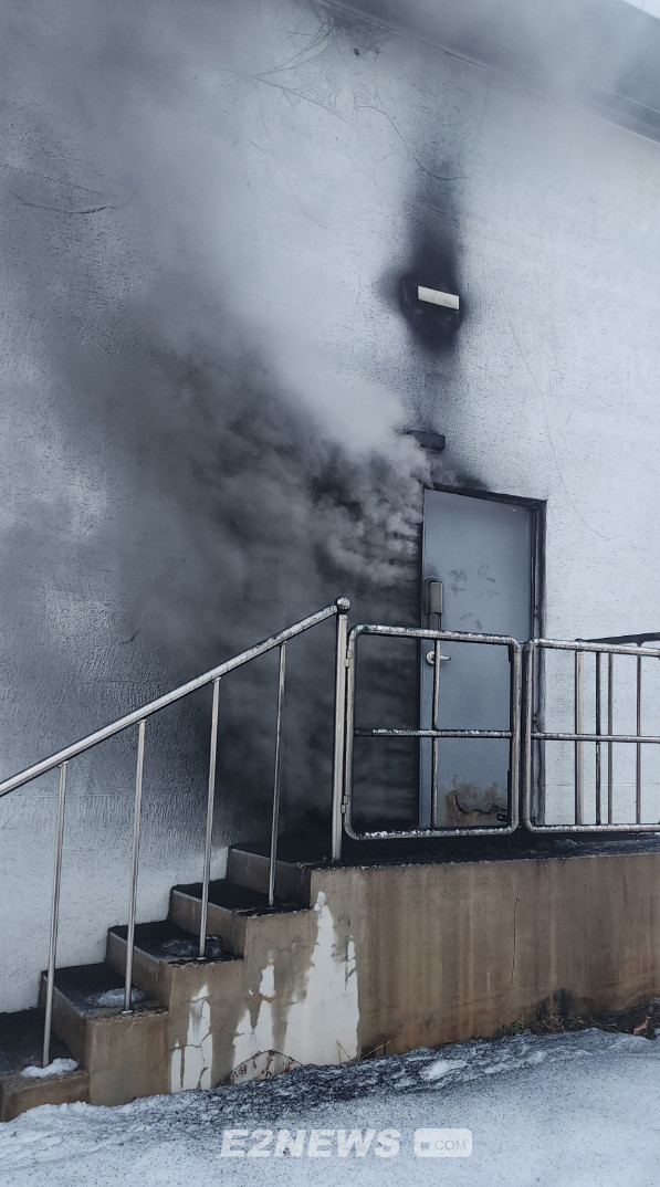 ▲영암군 금정면 한 태양광ESS에서 화재가 발생해 건물 내부에서 검은 연기가 뿜어져 나오고 있다. ⓒ영암소방서 제공